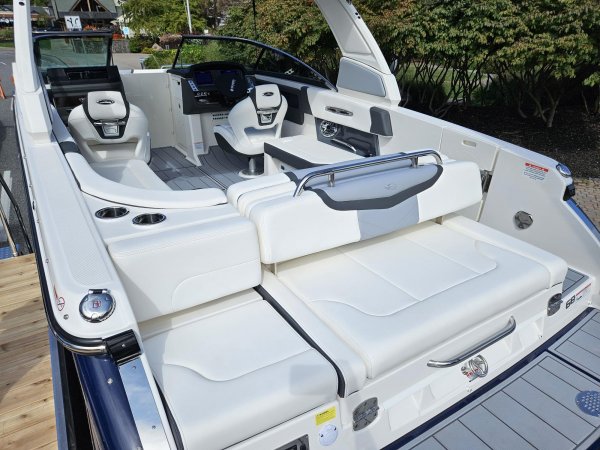 New 2025  powered Chaparral Boat for sale